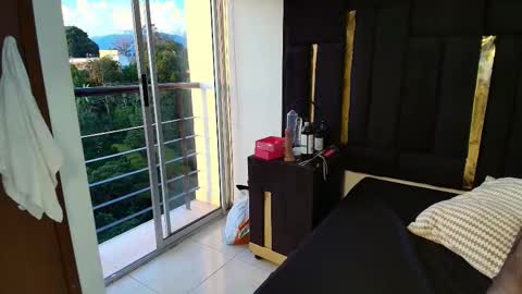 T H A I S  online show from March 29, 11:05 pm