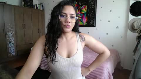 Snapshot of thaliacooper chatting on June 3, 5:18 pm online show from June 3, 5:18 pm
