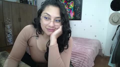 Snapshot of thaliacooper chatting on June 6, 9:52 pm online show from June 6, 9:52 pm