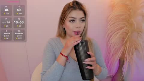 Snapshot of thaliafox_ chatting on April 6, 7:15 pm Thalia online show from April 6, 7:15 pm