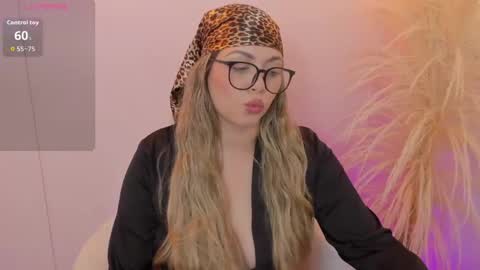 Snapshot of thaliafox_ chatting on May 8, 10:48 pm Thalia online show from May 8, 10:48 pm