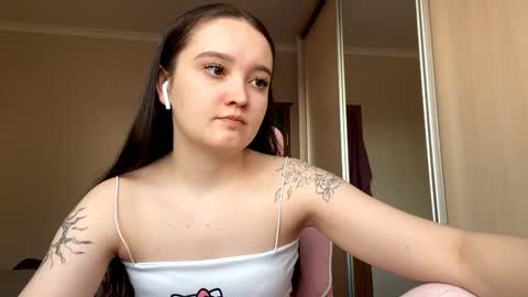 Snapshot of thaliakuchem chatting on March 1, 11:34 am Yumi online show from March 1, 11:34 am