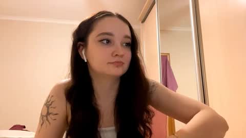 Snapshot of thaliakuchem chatting on March 2, 3:19 pm Yumi online show from March 2, 3:19 pm