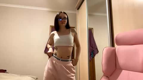 Snapshot of thaliakuchem chatting on March 3, 3:18 pm Yumi online show from March 3, 3:18 pm