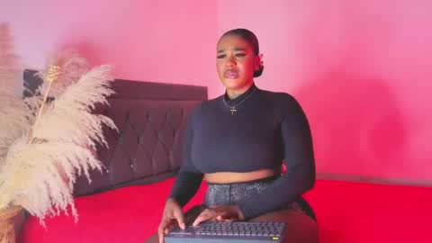 Snapshot of thalyanna_ebony chatting on May 2, 12:26 am thalyanna_ebony online show from May 2, 12:26 am