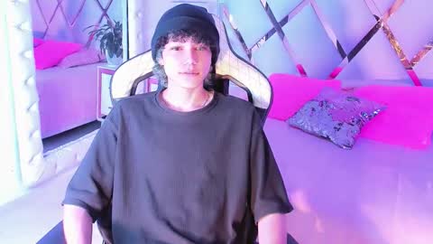 Snapshot of thanier_18 chatting on February 27, 7:36 pm thanier_18 online show from February 27, 7:36 pm