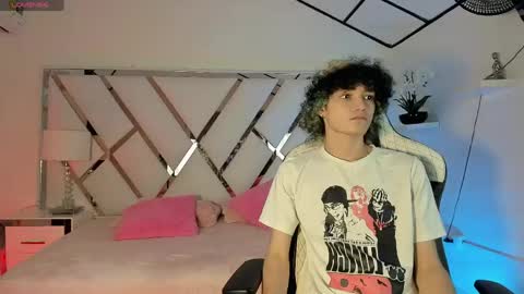 Snapshot of thanier_18 chatting on June 6, 3:33 am thanier_18 online show from June 6, 3:33 am