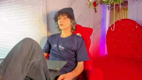 Snapshot of thanier_18 chatting on June 20, 6:33 pm thanier_18 online show from June 20, 6:33 pm