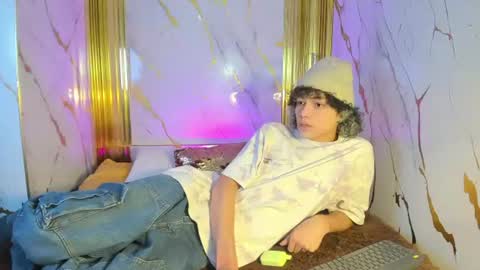 Snapshot of thanier_18 chatting on June 21, 8:33 pm thanier_18 online show from June 21, 8:33 pm