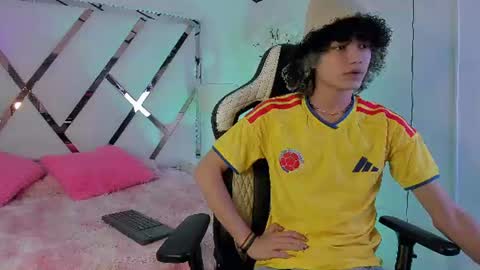 Snapshot of thanier_18 chatting on June 27, 7:19 pm thanier_18 online show from June 27, 7:19 pm