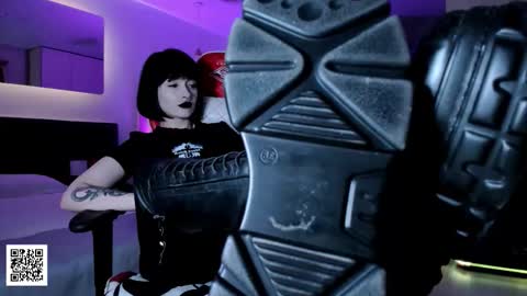 Snapshot of the_inamorata chatting on October 29, 9:16 pm Goddess Misha online show from October 29, 9:16 pm