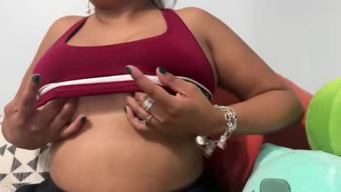 Snapshot of the_studying_milf chatting on November 4, 2:21 am The Studying Milf online show from November 4, 2:21 am