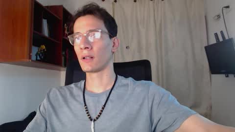 Snapshot of thebeatles18 chatting on November 10, 4:44 am Axel online show from November 10, 4:44 am