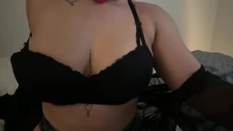 Snapshot of thebellarosa chatting on April 29, 9:21 pm Bella Rosa online show from April 29, 9:21 pm