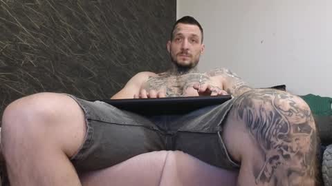 Snapshot of thebestmuscles chatting on January 4, 4:32 pm John online show from January 4, 4:32 pm