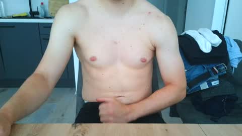 Snapshot of thecuteguy144949 chatting on June 18, 8:36 am thecuteguy144949 online show from June 18, 8:36 am