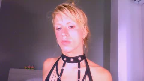 Snapshot of thedollxxxperience chatting on July 19, 6:39 am Yolanda online show from July 19, 6:39 am
