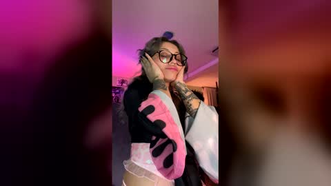 Snapshot of theeking_venus chatting on February 28, 3:07 am KIng Venus online show from February 28, 3:07 am