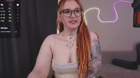 Snapshot of thefullredmoon chatting on July 2, 8:53 am Moon online show from July 2, 8:53 am