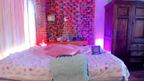 Snapshot of thegoldenbitch chatting on November 9, 3:10 pm Goldie online show from November 9, 3:10 pm