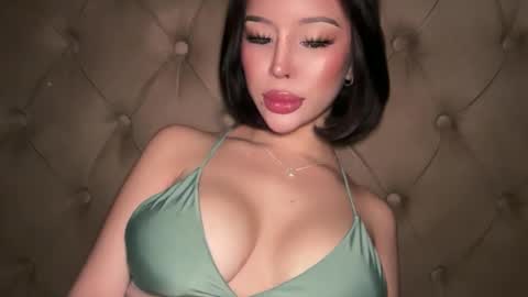 Elle  dont forget to folloW me and thumbs up online show from March 12, 10:54 am