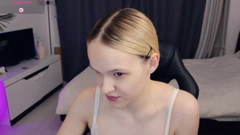 Snapshot of thehousemaid1 chatting on May 17, 7:32 pm Lily online show from May 17, 7:32 pm