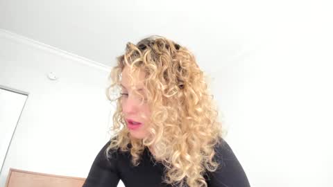 Snapshot of theislandgirl chatting on December 19, 5:40 pm Lily Marie online show from December 19, 5:40 pm