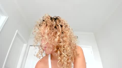 Snapshot of theislandgirl chatting on December 22, 7:10 pm Lily Marie online show from December 22, 7:10 pm