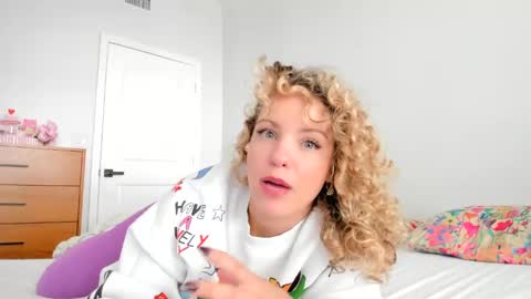 Snapshot of theislandgirl chatting on January 8, 9:01 pm Lily Marie online show from January 8, 9:01 pm