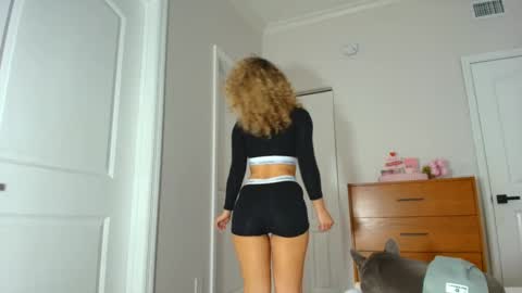 Snapshot of theislandgirl chatting on January 14, 6:49 pm Lily Marie online show from January 14, 6:49 pm