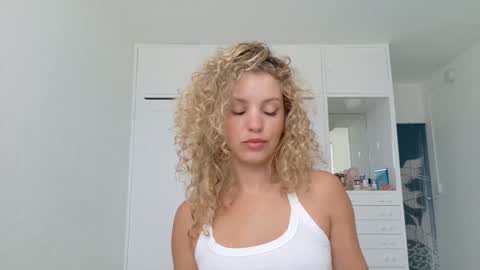 Snapshot of theislandgirl chatting on June 1, 5:58 pm Lily Marie online show from June 1, 5:58 pm