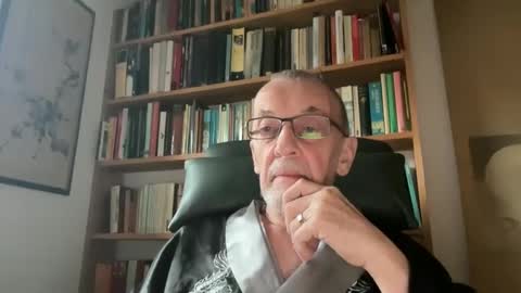 Snapshot of theowlandthe chatting on December 25, 9:34 am theowlandthe online show from December 25, 9:34 am