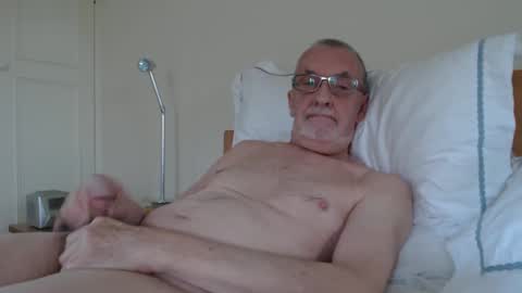 Snapshot of theowlandthe chatting on January 13, 2:32 pm theowlandthe online show from January 13, 2:32 pm
