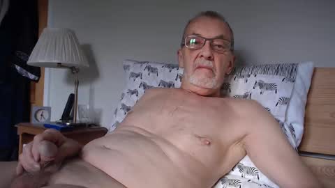 Snapshot of theowlandthe chatting on February 25, 12:24 pm theowlandthe online show from February 25, 12:24 pm