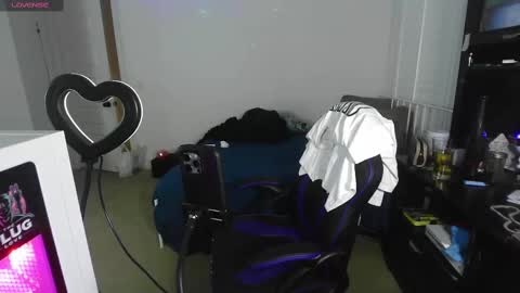 Snapshot of thepluglove chatting on September 15, 4:01 am The Plug Love  Friends online show from September 15, 4:01 am