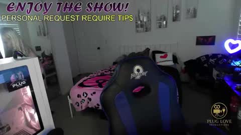 Snapshot of thepluglove chatting on December 21, 6:37 pm The Plug Love Friends online show from December 21, 6:37 pm