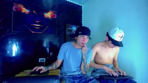 Snapshot of theshamefulboys chatting on June 19, 9:18 pm David y Daniel online show from June 19, 9:18 pm