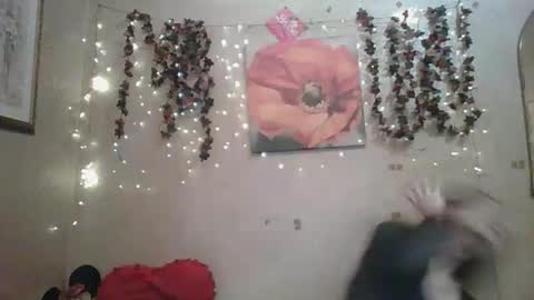 Snapshot of thesillymillie chatting on April 22, 9:27 pm sillymillie0 online show from April 22, 9:27 pm
