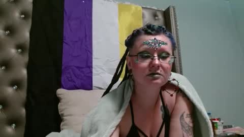 Snapshot of thesirenscall chatting on December 4, 1:48 am Siren of the Fae online show from December 4, 1:48 am