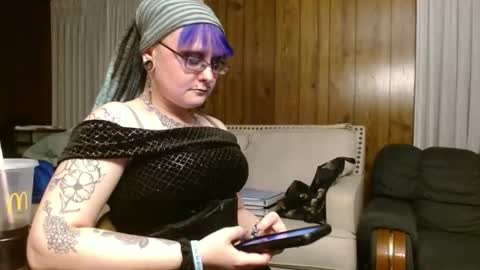 Snapshot of thesirenscall chatting on April 2, 3:04 am Siren of the Fae online show from April 2, 3:04 am