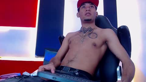 Snapshot of theskinny8inch_ chatting on January 10, 5:26 am theskinny8inch_ online show from January 10, 5:26 am