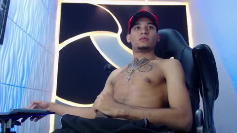 Snapshot of theskinny8inch_ chatting on January 14, 6:24 am theskinny8inch_ online show from January 14, 6:24 am