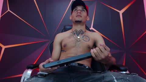 Snapshot of theskinny8inch_ chatting on January 24, 5:21 am theskinny8inch_ online show from January 24, 5:21 am