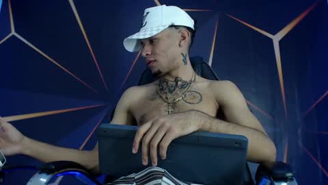 Snapshot of theskinny8inch_ chatting on January 26, 6:28 am theskinny8inch_ online show from January 26, 6:28 am