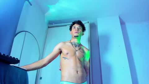 Snapshot of theskinny8inch_ chatting on March 7, 9:51 am theskinny8inch_ online show from March 7, 9:51 am