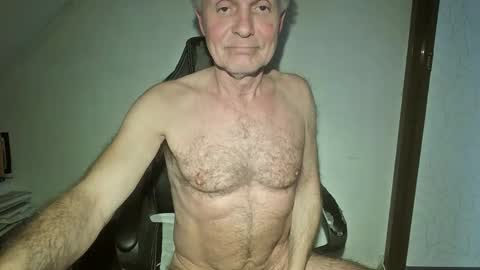 Snapshot of thestrip01 chatting on April 20, 5:54 am NudeDJ online show from April 20, 5:54 am