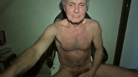 Snapshot of thestrip01 chatting on April 25, 1:25 pm NudeDJ online show from April 25, 1:25 pm