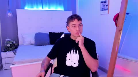 Snapshot of thiago_2003_ chatting on April 16, 12:28 pm Thiago online show from April 16, 12:28 pm