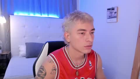 Snapshot of thiago_2003_ chatting on April 25, 12:19 pm Thiago online show from April 25, 12:19 pm