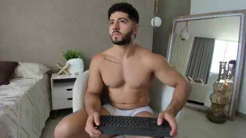 Snapshot of thiago_moretti chatting on July 13, 6:33 pm THIAGO online show from July 13, 6:33 pm